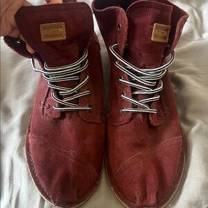 TOMS women’s sued high top Burgundy Lace-Up